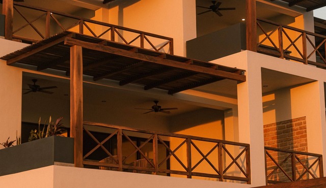 ROOM 1- Spacious Ocean Front Condo. Perfect for a romantic getaway 6 PPL