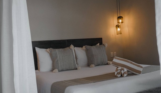 ROOM 6- Romantic 1 Bedroom Ocean Front Condo