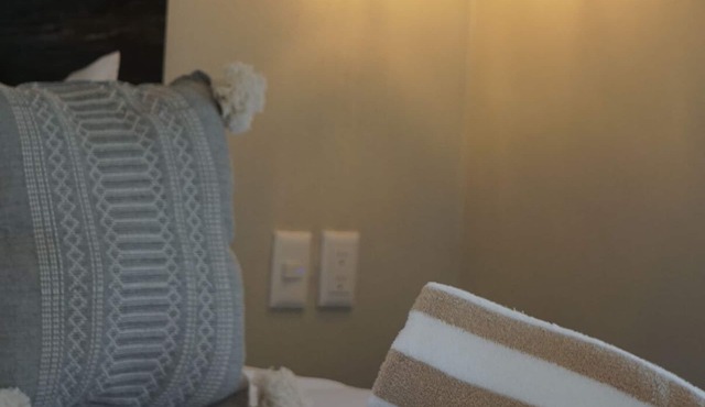 ROOM 7- Romantic 1 Bedroom Ocean Front Condo