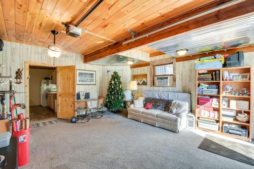 Rustic Jefferson Retreat w/Fire Pit: Near Athens! in Jefferson