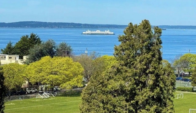 Seattle Luxury VIEW House, Walk to Beach, Park, Forest, Tennis Court in Seattle