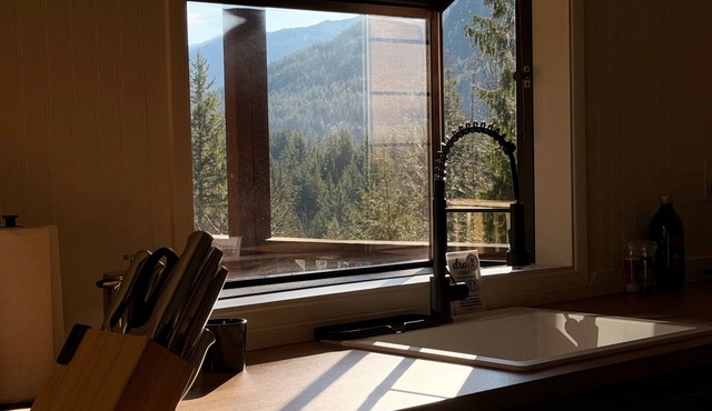 Secluded 5BR Cabin, Hot Tub, Views, Mt Hood in Rhododendron