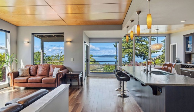Secluded Luxury, Panoramic Water Views in Seattle