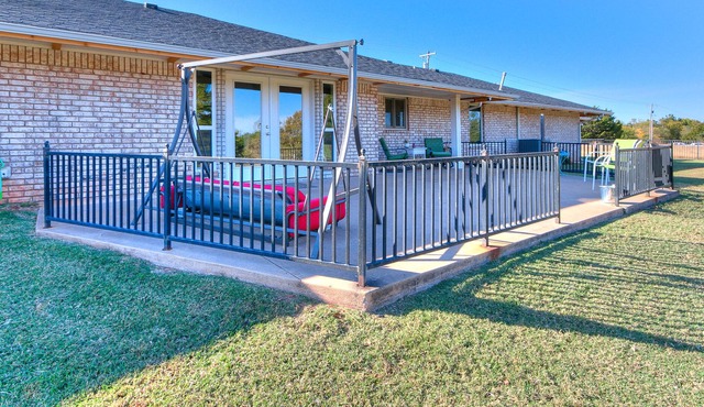 Serene and Spacious Farmhouse RANCH >> Dogs Welcome in Guthrie