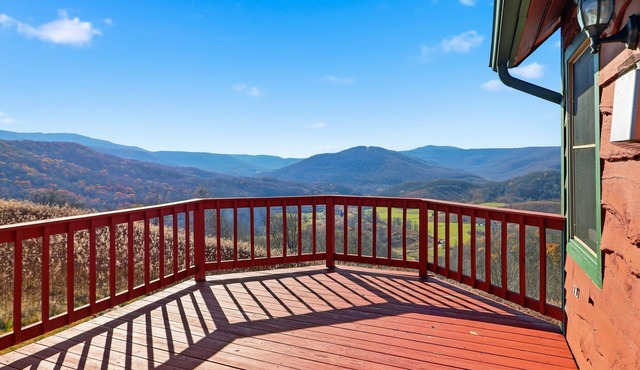 Serene Mountaintop Cabin w/Views near Snowshoe! in Slaty Fork
