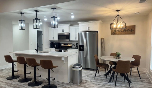 Serenity Lounge NEW-FRESH-MODERN HOUSE With TVs in All rooms in Jackson