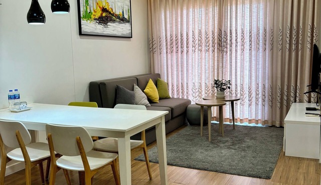 Serviced apartment at Republic Plaza near airport, free pool and gym.