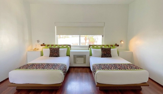 Seven Crown Express & Suites by Kavia