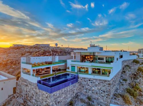 Shangri-LA luxury Mansion, Heated Pool