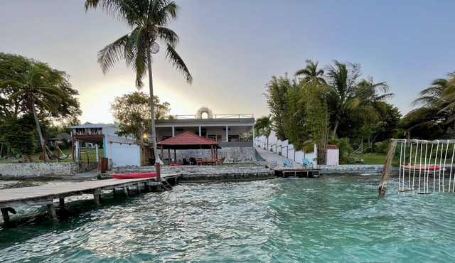 Shared house on the shore of the Bacalar lagoon with 3 rooms for 10 people