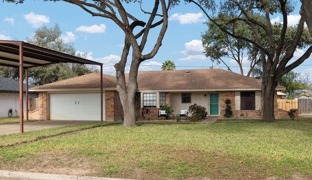 Sharyland Home with Jacuzzi & Playset, Sleeps 11!