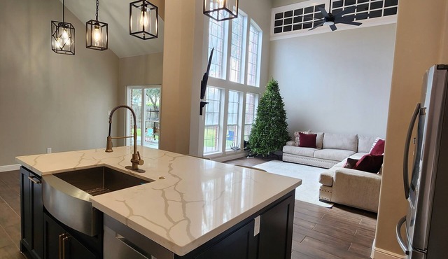 Sharyland Mansion! 85 in Smart Tv WOW!