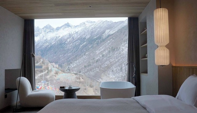 Siguniang Mountain Star Moon Cliff Hotel