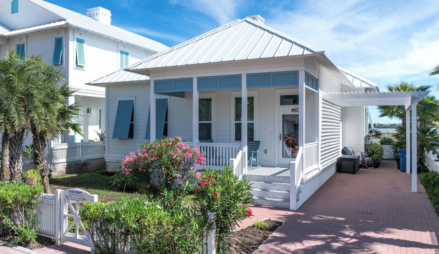 Sol Y luna home at The Shores, sandy steps to the bay, short walk to the beach