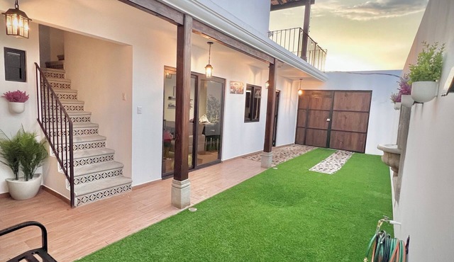 Spacious 3BR + Studio in Ciudad Vieja, Gated, WiFi, AC, Heat & Hot Water