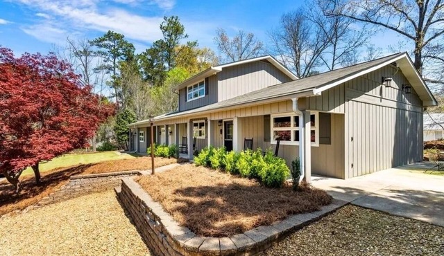 Spacious 4 Bedroom Allatoona Lake House Perfect for a Comfortable Getaway in White