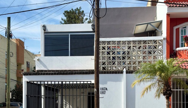 Spacious 4-bedroom apartment in charming Zapopan with AC