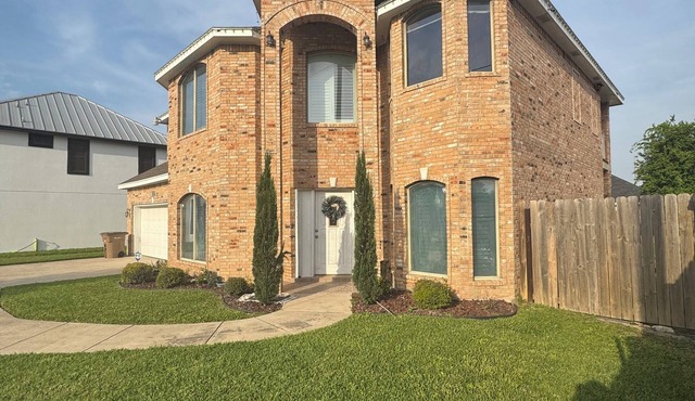 Spacious 4-Bedroom Luxurious House in Edinburg with Full Amenities