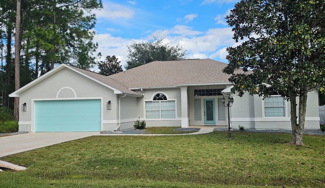 Spacious 4 bedroom with pool in Palm Coast