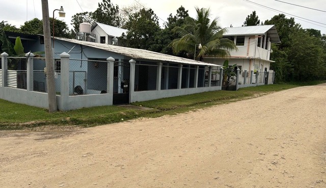 Spacious 5-bedroom building in delightful Poptún with WiFi