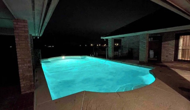 Spacious 5-bedroom country house in lovely Harlingen with AC, Pool, & WiFi.