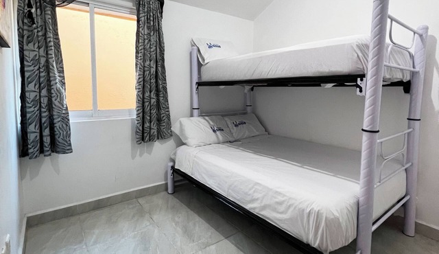 Spacious 5-bedroom house with garage 8 min from downtown