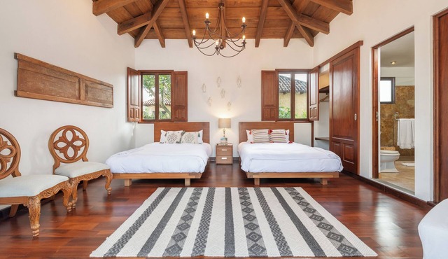 Spacious 6-bedroom house with AC, pool and sauna in enchanting Antigua Guatemala