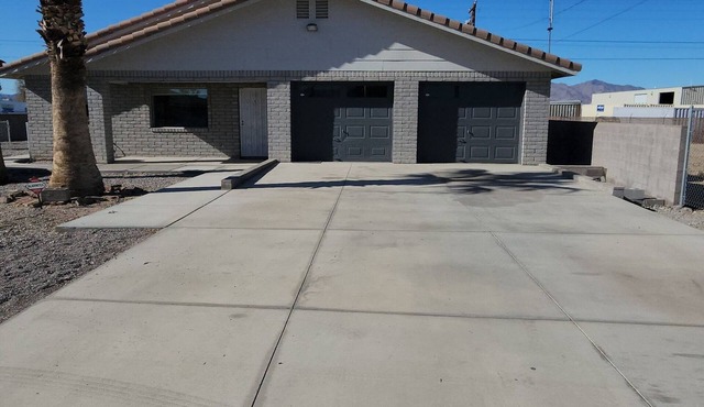 Spacious Ample Parking Across from shops & Fast Food. Multiple Family Friendly in Fort Mohave