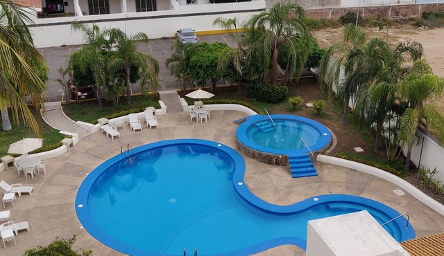 Spacious condominium in the Golden Zone, a 5-minute walk from the beach!