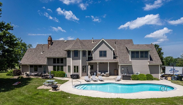 Spacious estate with 8 bedrooms + Pool -Near CoMO in Fulton