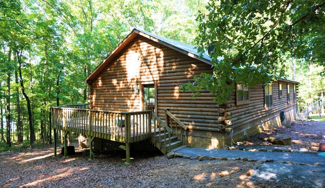 Spacious Lakefront Log Home Retreat in Higden