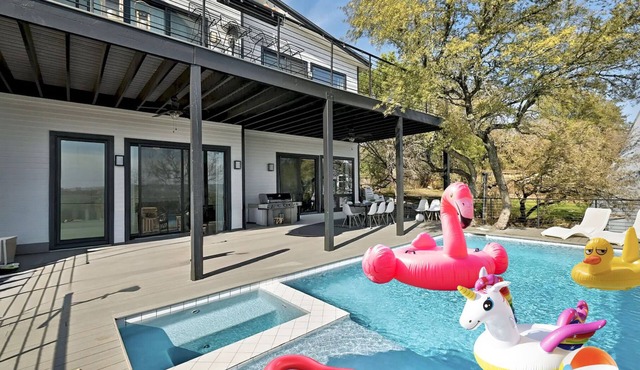 Spacious Luxury Lake Travis Retreat-Heated Pool, Spa, Gym, Basketball-Sleeps 16 in Austin