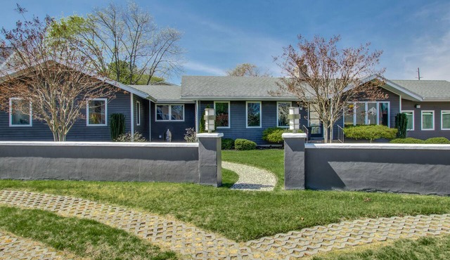 Spacious Ranch Style House W/Hot Tub, Fireplace, and Game Room in Rehoboth Beach