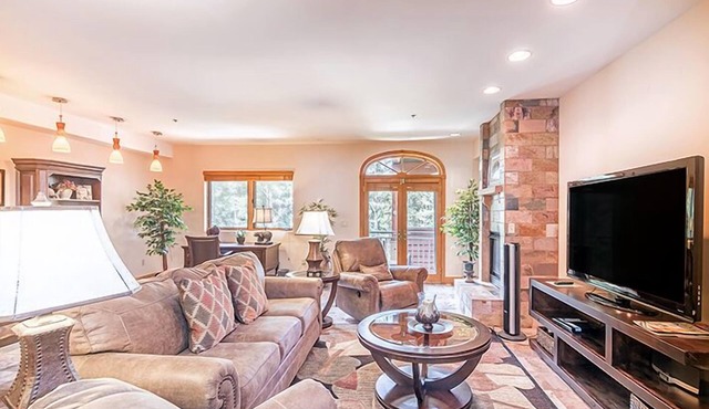 Spacious Renovated 2-Bedroom Mountain Village Escape in Mountain Village