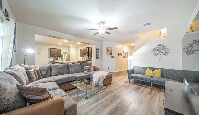 Spacious SATX Escape. Family + Work-Ready 4BR/3.5BA Near Lackland AFB in San Antonio