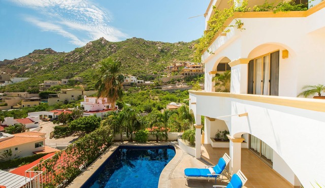 Spacious Villa Walk to Downtown Cabo/Swimmable Beach w/Pool & Ocean Views
