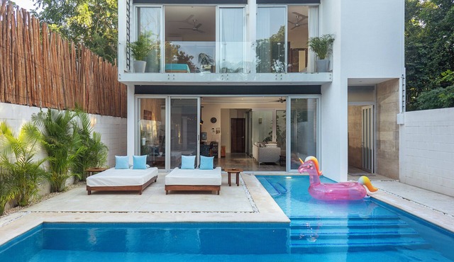 Spacious villa with 5 bedrooms, WiFi, close to shops for up 12 ppl and pool