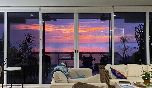 Spacious Waterfront Condo with amazing Sunset Views, 3bed/2bath North Hotel Zone