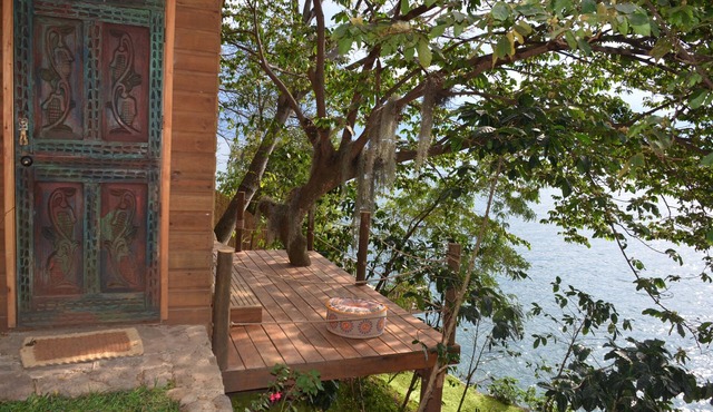 Spectacular Lakefront Cabin with luxury outdoor shower