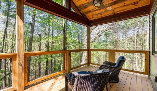 Spring in Mtns Oak Treehouse Near Asheville - Pet Friendly in Marshall