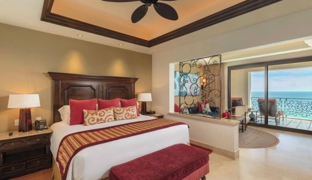 Studio in a luxury resort on the beach with 7 outdoor swimming pools. in Cabo San Lucas