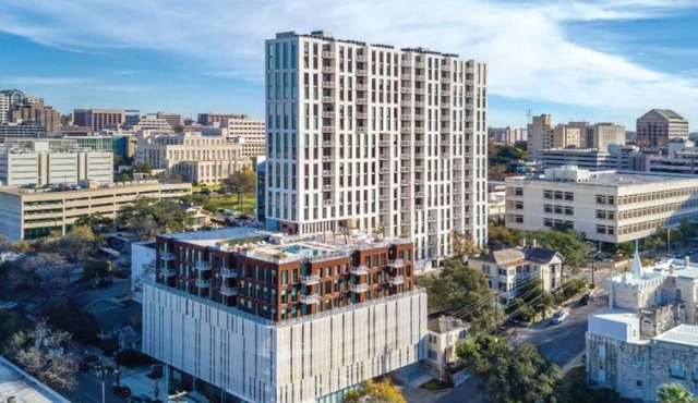 Studio unit/Austin - Full Kitchen, W/D, Rooftop Pool, & More! in Austin