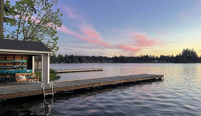 Stunning 3b1bHome w/Lake Access in Spanaway