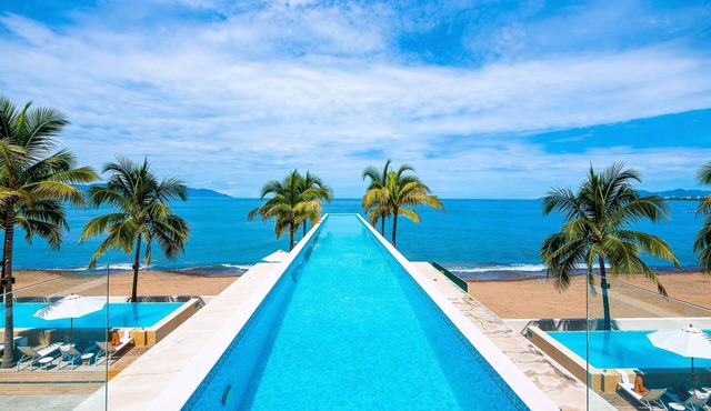 Stunning Beachfront Condo - Sea Views