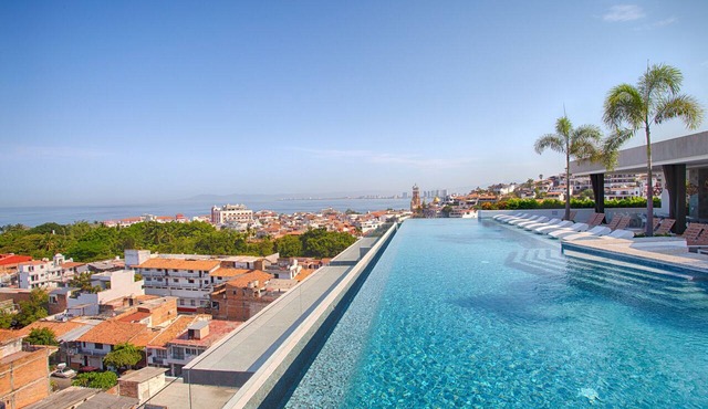 Stylish 2BR w/View & Gym in Romantic Zone