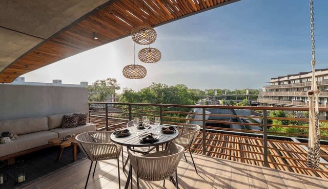 Stylish Condo w/Pools & Gym in Prime Location