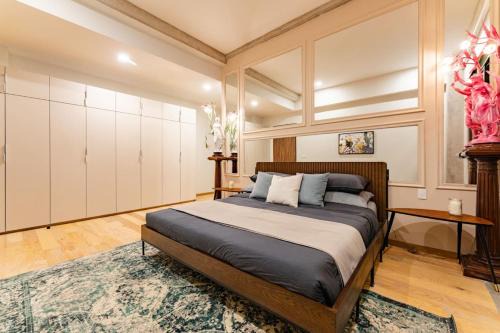 Stylish Haven w/Balcony Steps to Jazz Bar & Cafes