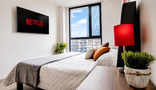 Stylish High-Rise, Pool, HotTubKing Size Bed