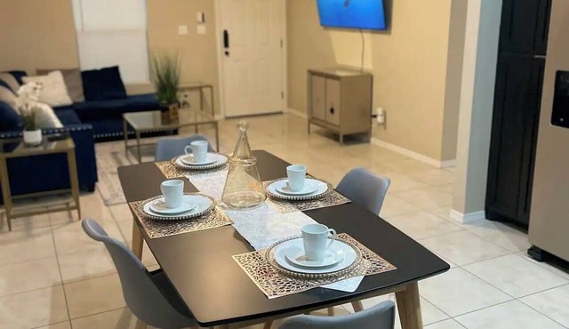 Stylish Modern 3BR Apartment, Edinburg, Texas