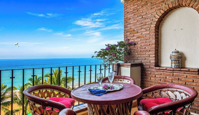 SUMMER PROMO! 6th Floor Oceanfront Condo on the Beach in Zona Romantica.